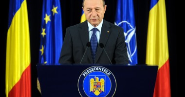 Traian Băsescu l-a decorat pe Nicolae Văcăroiu