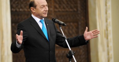 Stire din Politică-Administrație : Traian Băsescu: "Lucrurile trebuie tratate, nu aruncate de la unii la alții"