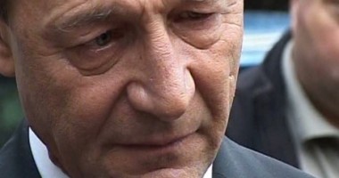 Stire din Politică-Administrație : Traian Băsescu a comemorat un an de la moartea mamei sale la Cimitirul Central din Constanța