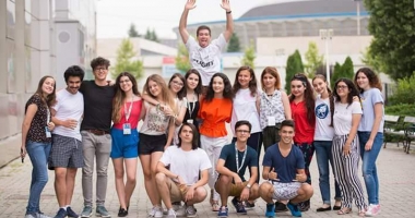 Stire din Cultură-Educație : "Be Social Able". Elevii de la Liceul "Traian" se implică în problemele societății