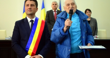 Stire din Politică-Administrație : Profesorul Traian Petcu a primit placheta ce atestă că este cetățean de onoare al Constanței