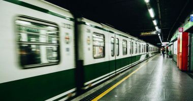 Stire din Actualitate : Femeie împinsă sub roțile metroului de un necunoscut. Agresorul, căutat de poliție