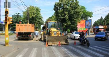 Atenție, șoferi. Lucrări de întreținere a tramei stradale, pe mai multe arte din Constanța