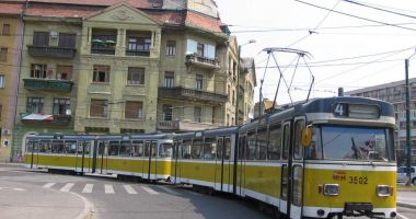 Stire din Eveniment : Femeie de 57 de ani, lovită de tramvai când traversa pe roşu. Vatmaniţa n-a reuşit să frâneze la timp