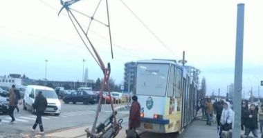Un tramvai plin cu călători s-a dezmembrat în mers