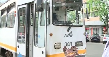 Stire din Eveniment : Două tramvaie s-au ciocnit în Capitală. Opt persoane au fost rănite