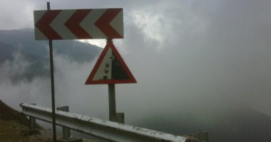 Stire din Eveniment : Accident pe Transfăgărășan / Un microbuz a căzut în prăpastie