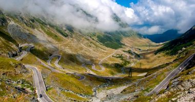 Stire din Eveniment : Circulația pe Transfăgărășan, oprită pe ambele sensuri. Incendiu de amploare în zona Cetății Poenari!