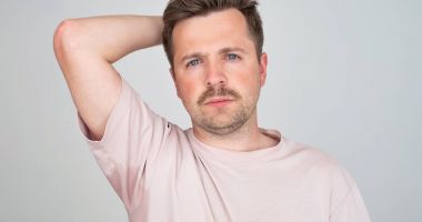 Stire din Sănătate : Soluții naturiste pentru combaterea transpirației excesive