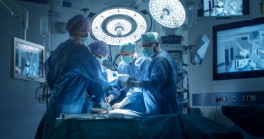 Stire din Actualitate : Chirurgii din SUA au transplantat pentru prima dată un rinichi de porc la un om, iar organul nu a fost respins