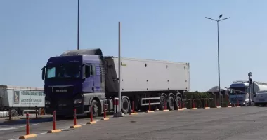 Stire din Economie : Transportatorii cer explicații Guvernului pentru scumpirea carburanților. „Se va ajunge la blocaje!“