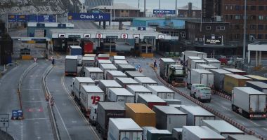 Stire din Economie : Transportatorii cer suspendarea temporară a acordului comercial dintre UE şi UK