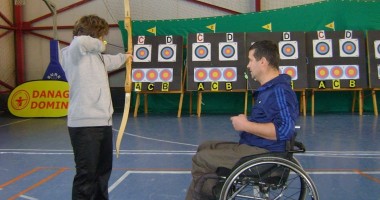 Stire din Social : Sportivii paralimpici trag cu arcul, la CONSTANȚA
