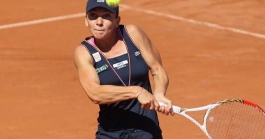 Stire din Sport : Tenis: Halep se menține pe poziție la individual, Olaru urcă la dublu