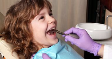 Stire din Sănătate : Recomandarea specialistului - Copiii trebuie duși la un medic dentist de la 7-8 ani