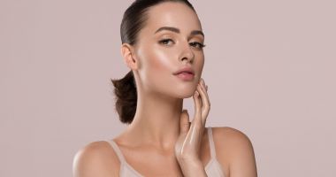 Stire din Sănătate : Crema pe bază de carbon, combinată cu laserul, vă tratează tenul