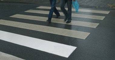 Stire din Eveniment : Copii spulberați pe trecerea de pietoni