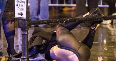 Stire din Actualitate : Imaginile șocante ale abuzului de alcool / Cum se destrăbălează oamenii în preajma Crăciunului