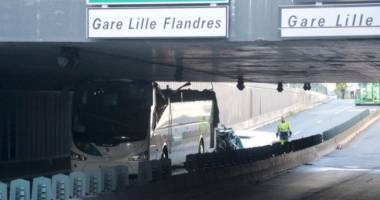 Imagini uluitoare. Un autocar prea înalt a intrat cu viteză într-un tunel - 4