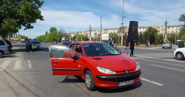 Galerie foto. Accident rutier la Constanța, pe trecerea de pietoni. Bărbat surdo-mut, aruncat pe parbrizul unei mașini - 3