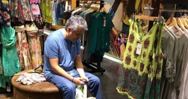 IMAGINILE ZILEI / PRIN CE "CHINURI" TREC BĂRBAȚII CARE MERG CU SOȚIILE LA CUMPĂRĂTURI - 13