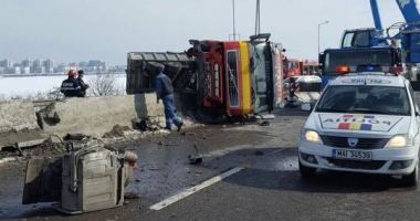 Galerie foto. GRAV ACCIDENT RUTIER. Camion cu sare, răsturnat peste un Logan. Intervine elicopterul SMURD - 3