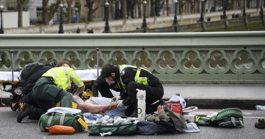 FOTO - VIDEO. Focuri de armă la intrarea în Parlamentul britanic. Cel puțin 12 victime după ce o mașină a intrat într-un grup de oameni / Poliția britanică: Incidentul este "terorist" - 5