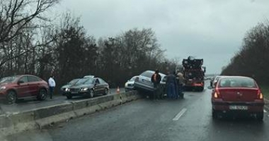Galerie foto-video. ACCIDENT RUTIER LA CONSTANȚA / Două mașini, suspendate pe parapetul dintre Lazu și Agigea - 4