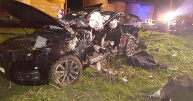 ATENȚIE, IMAGINI ȘOCANTE! TRAGEDIE FEROVIARĂ! AUTOTURISM SPULBERAT DE TREN. BĂRBAT MORT, TĂIAT ȘI DESFIGURAT - 2