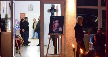 LACRIMI ȘI DURERE / Trupul Andreei Cristea, constănțeanca moartă în atentatul de la Londra, adus la Constanța - Galerie FOTO