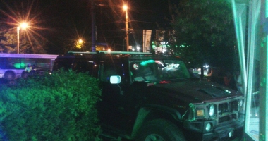 GALERIE FOTO /  ACCIDENT SPECTACULOS LA CONSTANȚA. UN ȘOFER BEAT A INTRAT CU BOLIDUL DIRECT ÎN FARMACIE! A ÎNCEPUT SĂ AMENINȚE CĂ ESTE DE LA AMBASADĂ! - 3