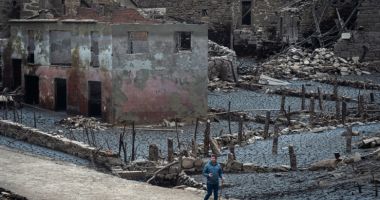 GALERIE FOTO. Efectele secetei! Un „sat fantomă” a ieşit de sub ape, după 30 de ani - 3