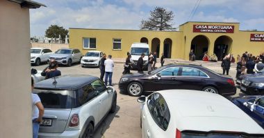 Galerie foto. Mama fraților Mazăre, înmormântată azi. RADU și ALEXANDRU, aduși sub escortă de la penitenciar - 3