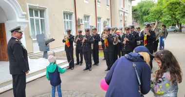 FOTO / Noaptea Muzeelor i-a scos pe constănțeni din case! Cozile de la burgeri, mai mari decât cele de la instituțiile culturale - 3