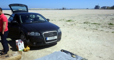 Nesimțire fără bariere. Trei constănțeni au intrat cu mașina pe plajă și au făcut un grătar - 2