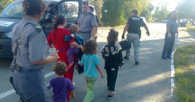 Stire din Eveniment : Trei călăuze reținute pentru cel mai mare grup de emigranți ilegali ajuns la Constanța
