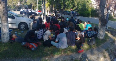 Stire din Eveniment : Călăuzele celui mai mare grup de emigranți vor fi duși la arestare