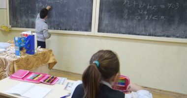 Stire din Cultură-Educație : Trei salarii medii brute, indemnizație pentru profesorii care merg la țară