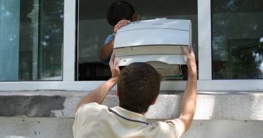 Stire din Eveniment : Trei tineri riscă închisoarea  după ce au spart  o locuință