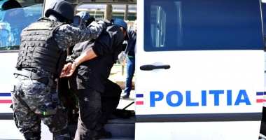 Trei tineri au tâlhărit un pensionar în propria casă