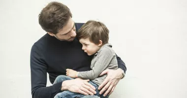 Stire din Sănătate : Vă îngrijorează tremuratul copilului vostru? Aflați cauzele posibile