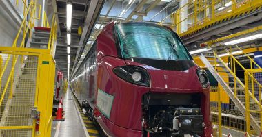 Stire din Economie : Cum arată primul tren cumpărat de România după 20 de ani. Va circula și pe ruta București Nord-Constanța