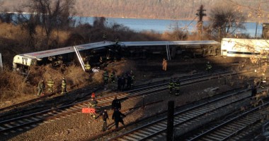 Stire din Actualitate : Tren deraiat la New York. Câteva vagoane de pasageri au căzut în râul Hudson