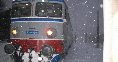 Stire din Eveniment : Pe magistrala București - Constanța trenurile circulă tractate doar cu locomotive Diesel