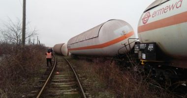 Tren deraiat pe podul  ce traversează bulevardul Brătianu - 2