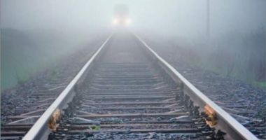 Stire din Social : BEBELUȘ PIERDUT PRINTRE ȘINELE DE TREN! Tatăl spune că cel mic a plecat singur de acasă