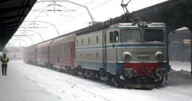 Tren blocat de copaci rupţi pe Valea Prahovei