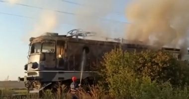 Stire din Actualitate : Locomotiva unui tren a luat foc în mers, în apropiere de Baia Mare. Călătorii s-au autoevacuat