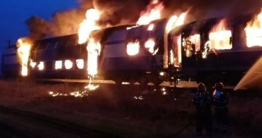 Stire din Eveniment : Un tren de călători a fost mistuit de flăcări. Pasagerii au fost salvați în ultima clipă