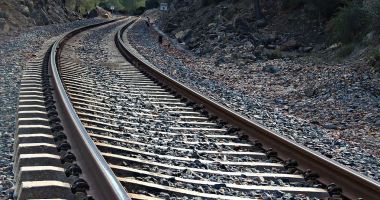 Stire din Actualitate : A scăpat ca prin miracol, după ce a fost călcat de tren. Băut bine, bărbatul adormise pe marginea şinelor